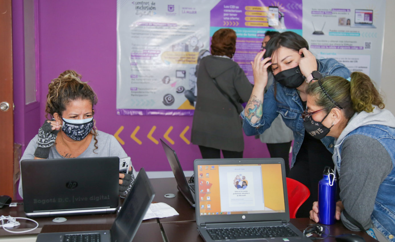 Fotografía de mujeres recibiendo capacitación en equipos de computo