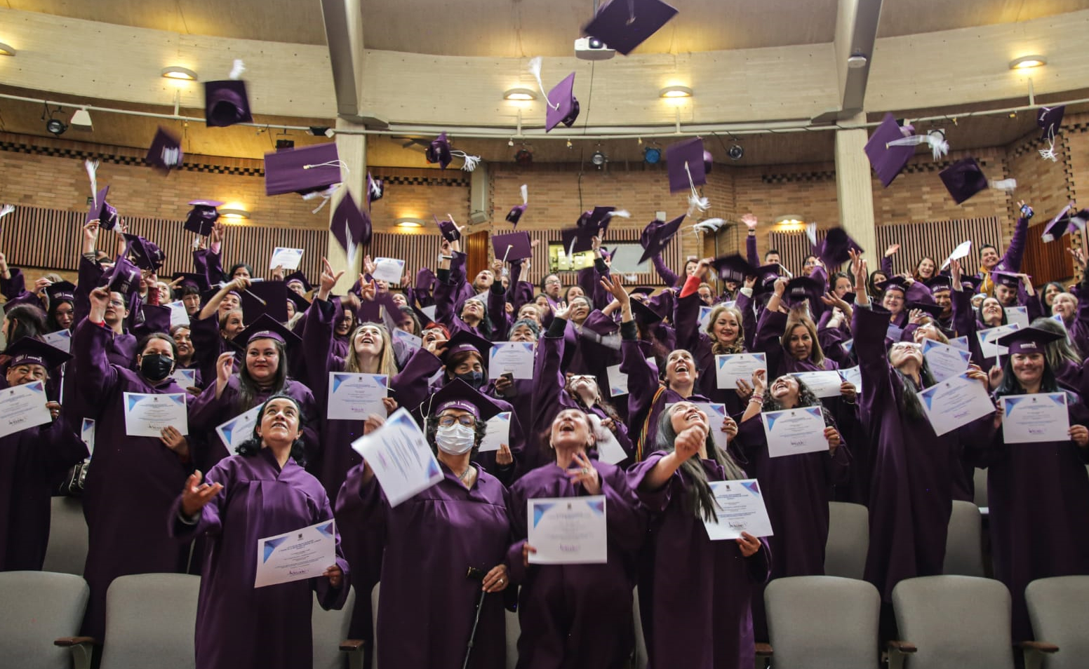 Mujeres se graduadas de los cursos de los Centros de Inclusión Digital