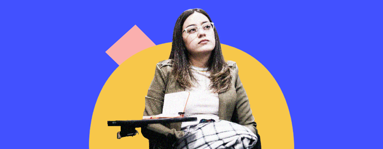 Mujer atenta estudiando