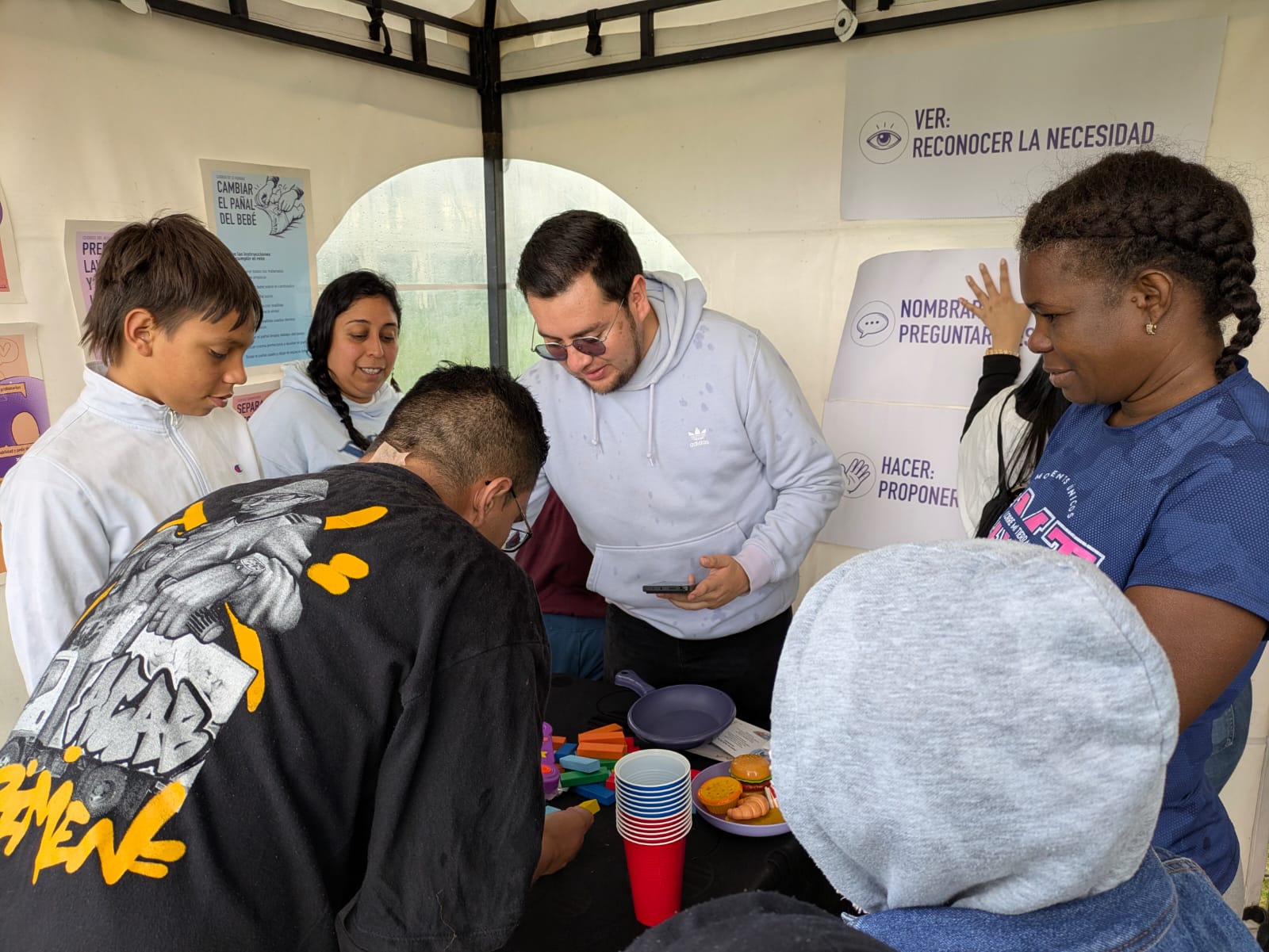 hombres y mujeres participan de la actividad de transformaciones culturlaes