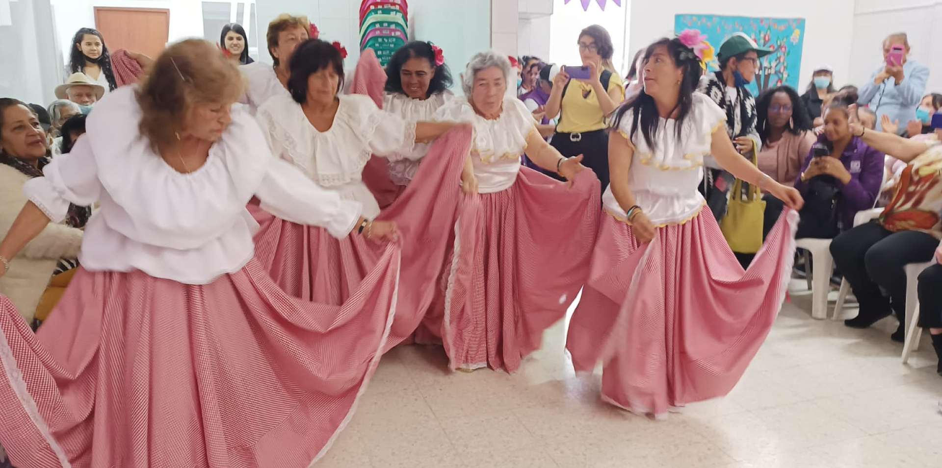 Mujeres de la localidad de Bosa en muestra gastronómica, cultural y artesanal
