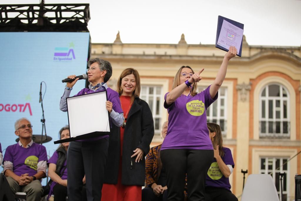 Alcaldesa de Bogotá Claudia López y personas de la secretaría de la Mujer entregando y recibiendo reconocimiento de sello de igualdad