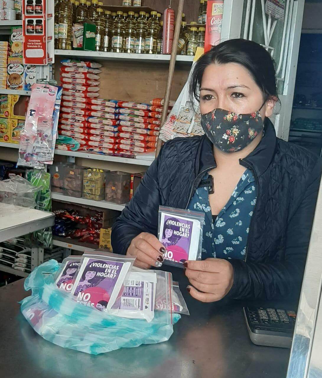 Imagen de una mujer tendera en su tienda