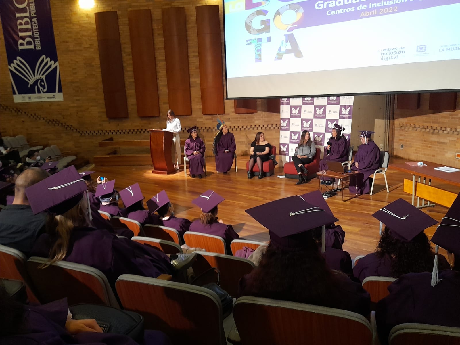 Grupo de mujeres graduadas