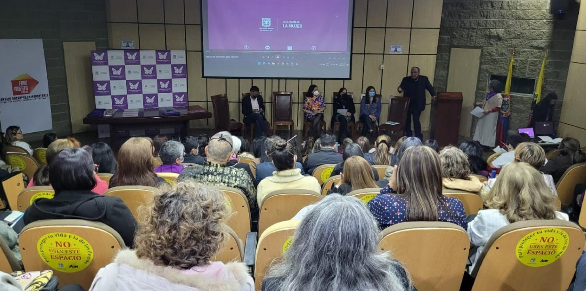 mujeres felices graduadas con sus diplomas 