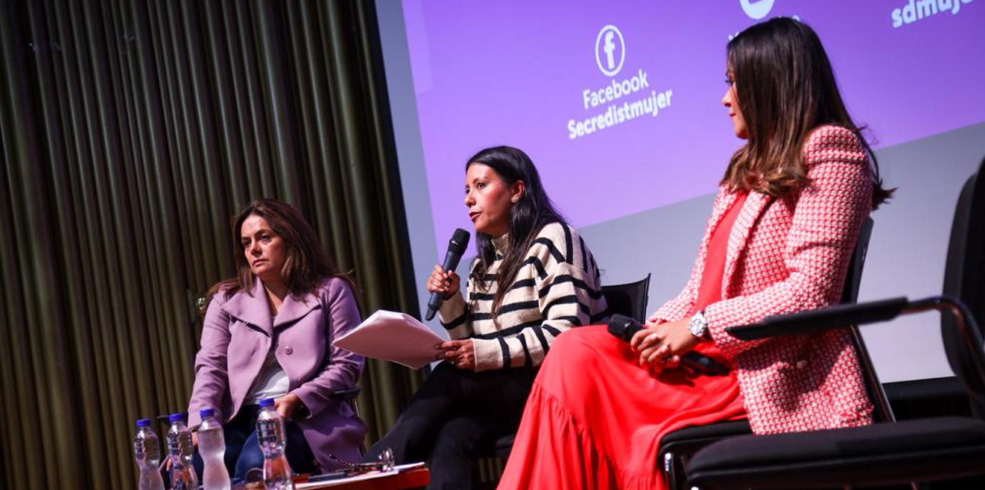Panelistas de evento mujeres