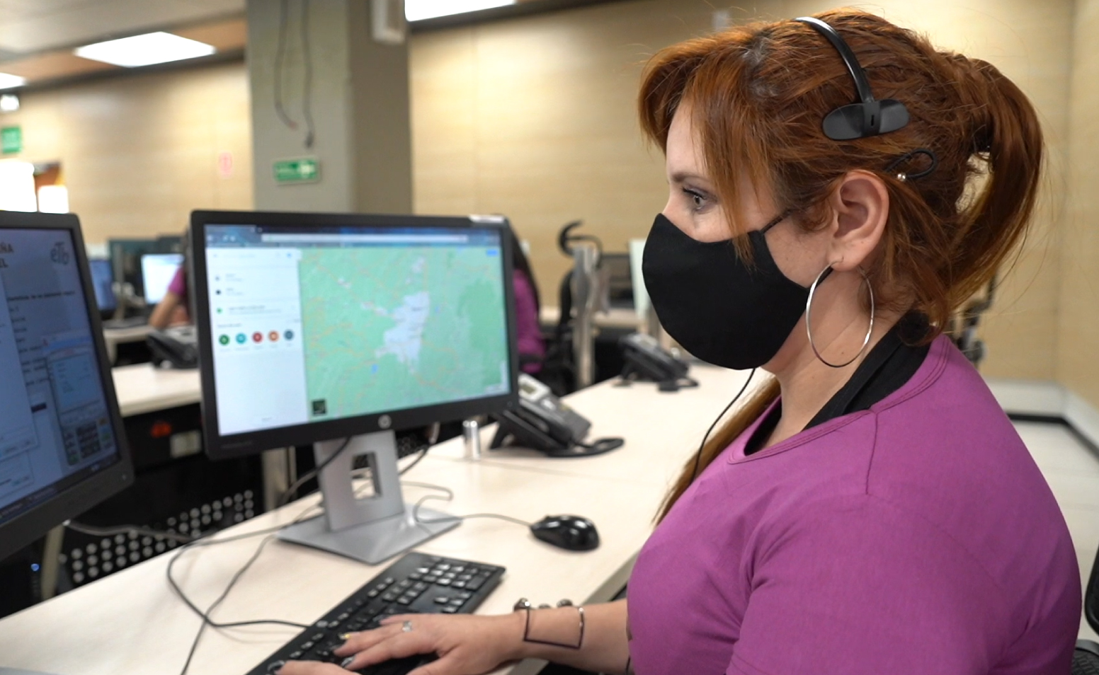 Mujer colaboradora de Línea Púrpura Bogotá atendiendo a usuaria