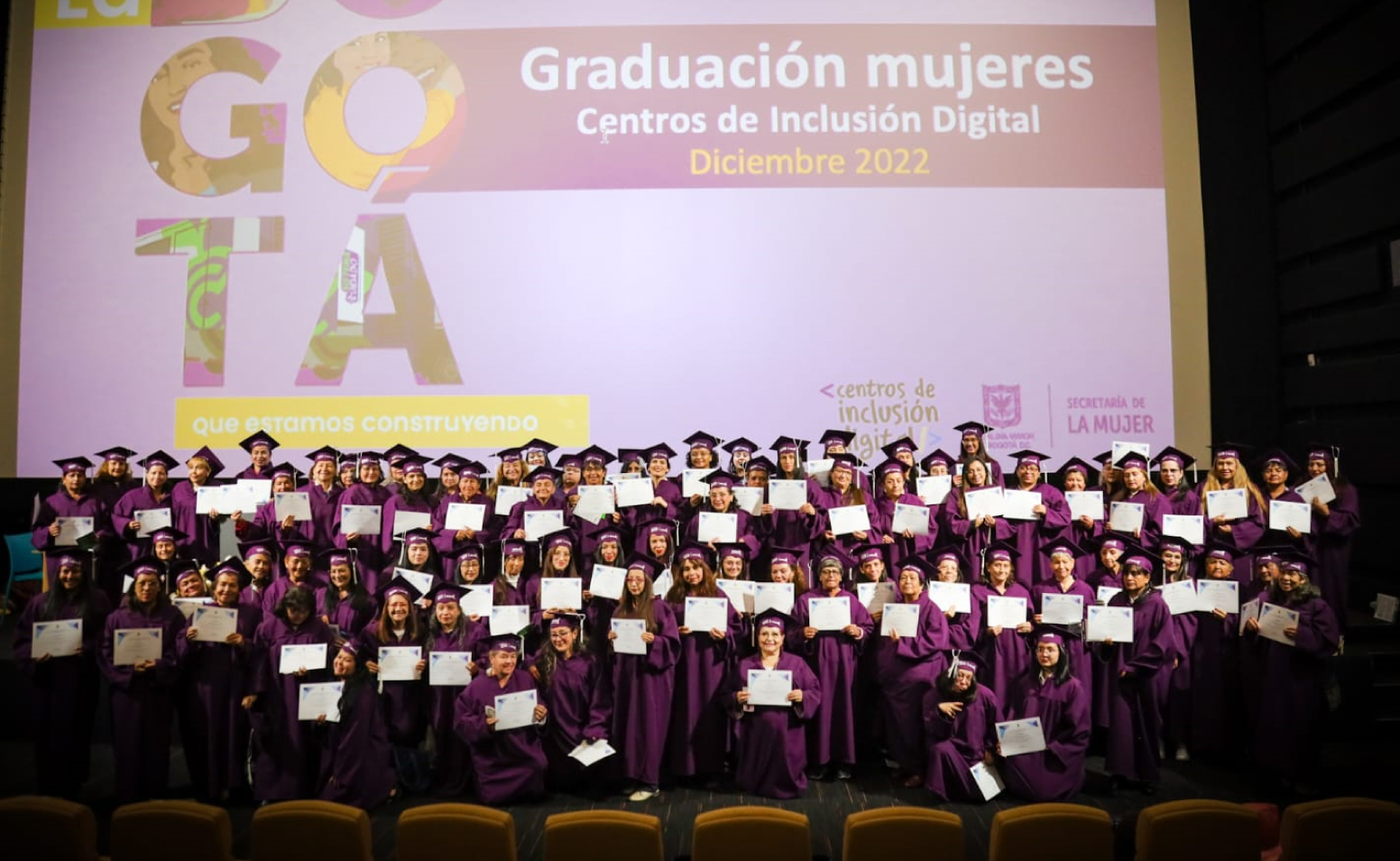 Mujeres graduada de centros de inclusión digital