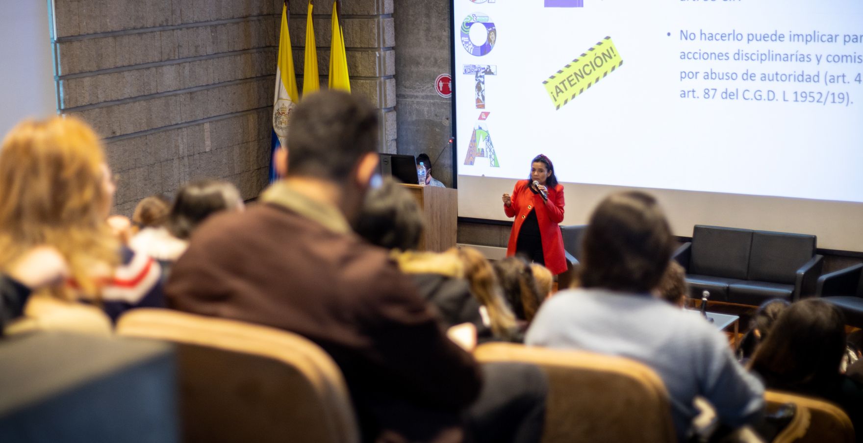 Mesa de dialogo con participantes