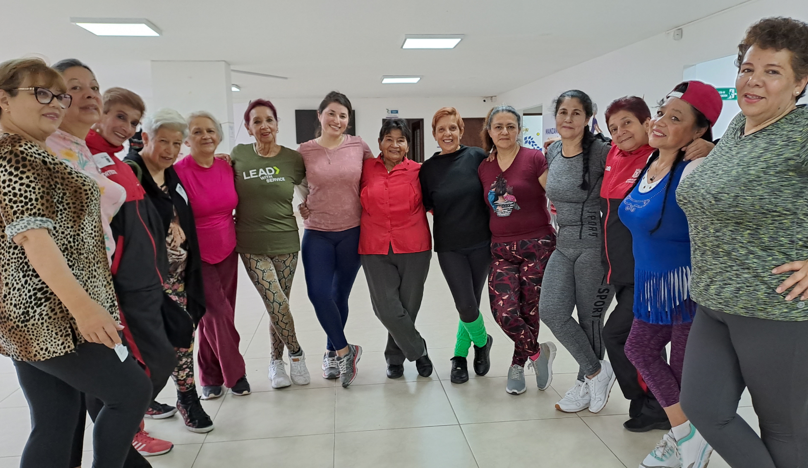 Mujeres felices en actividades fisicas