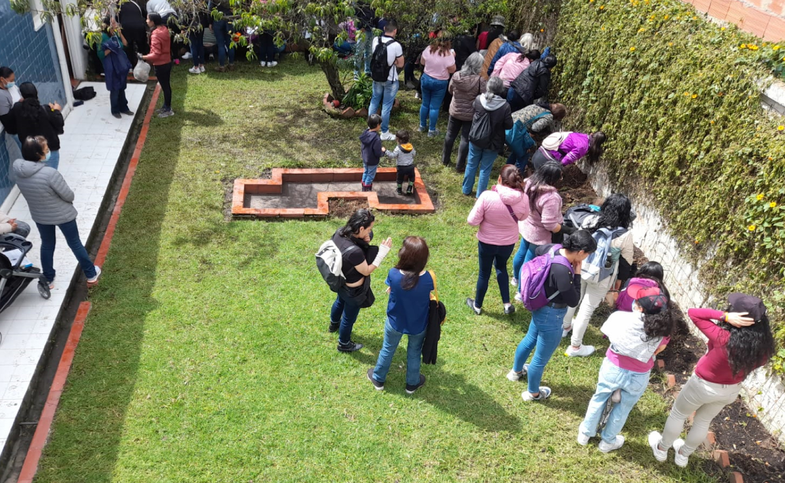 Grupo de mujeres realizando actividades de agricultura urbana y periurbana