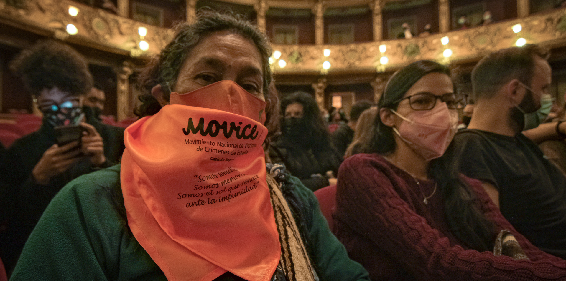 Mujeres en evento del teatro