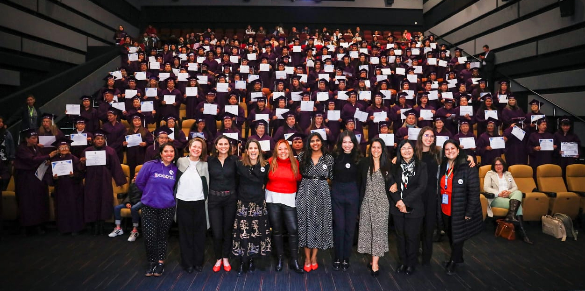 mujer recibe los diplomas que certifican sus procesos de formación para abrirse a nuevas oportunidades