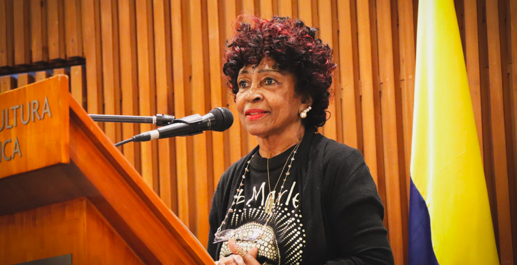 Mujer afro en discurso