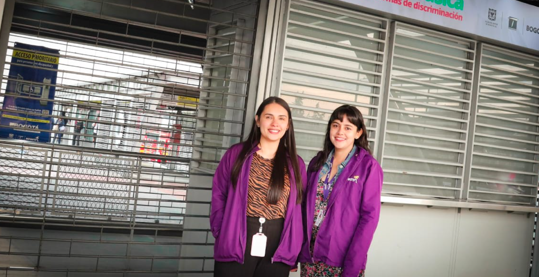 Funcionaria de SDMujer en estación de transmilenio