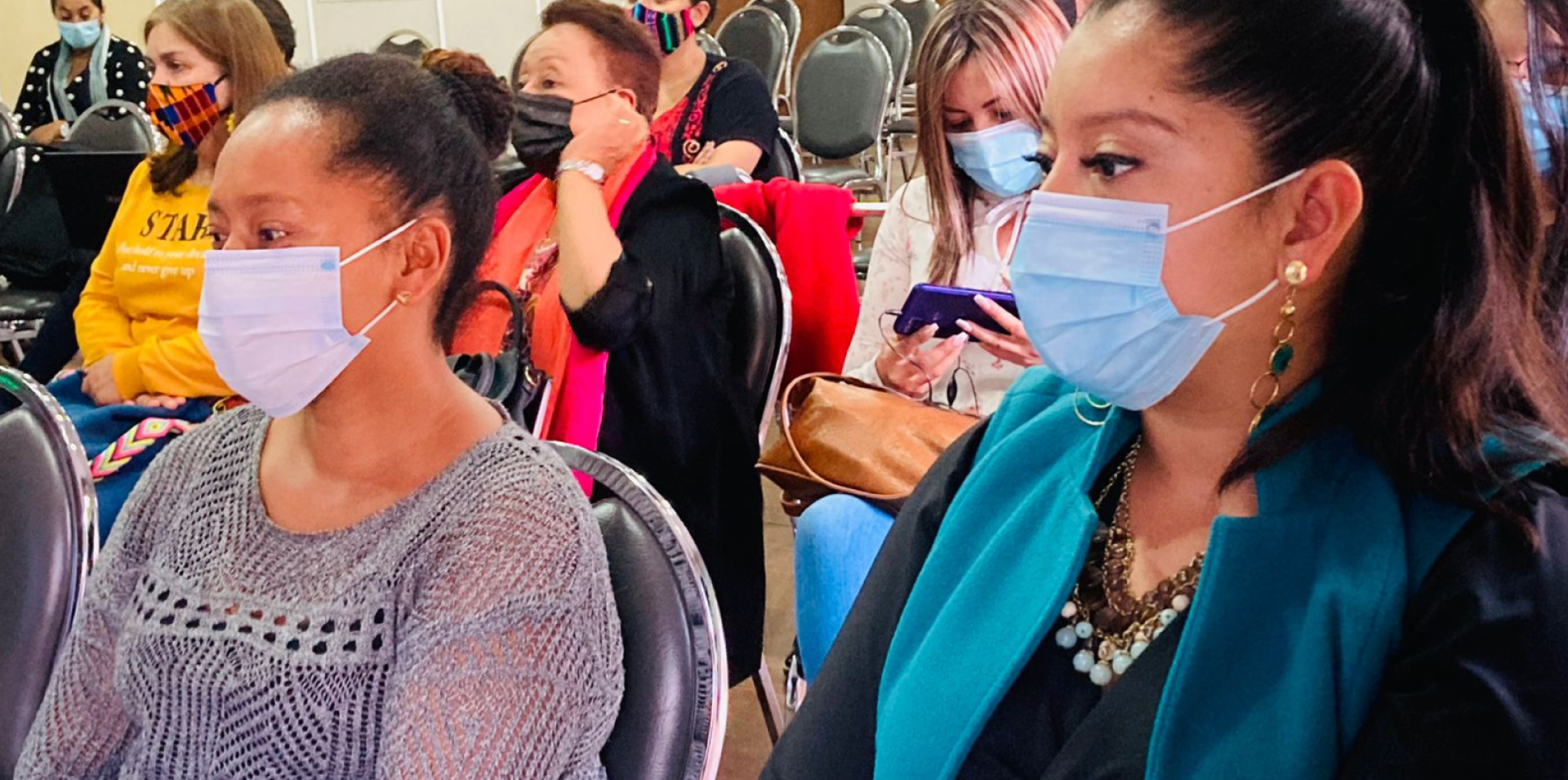 Mujeres que asisten a reunión de JAL