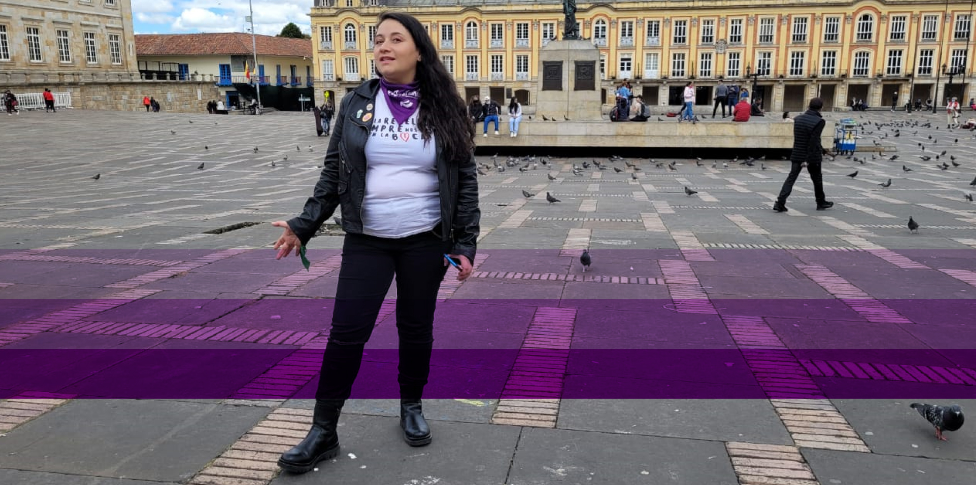 Mujer sonriendo a la cámara en la plaza de Bolívar