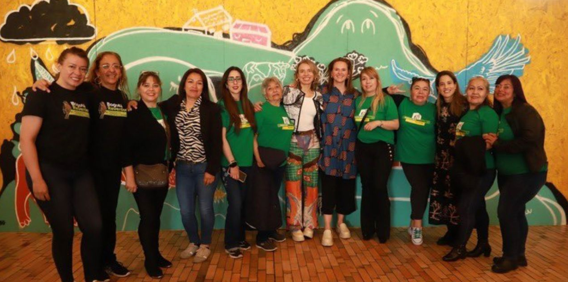 Grupo de mujeres en evento de lanzamiento de este programa Woman4Climate