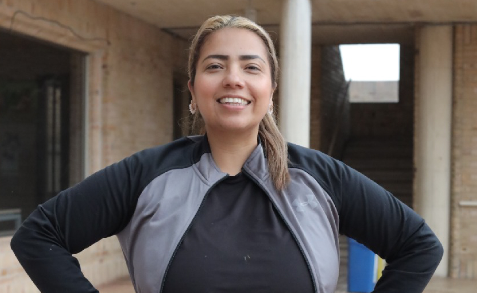 Alejandra Fernández - sonriendo en la manzana del cuidado de Bosa 