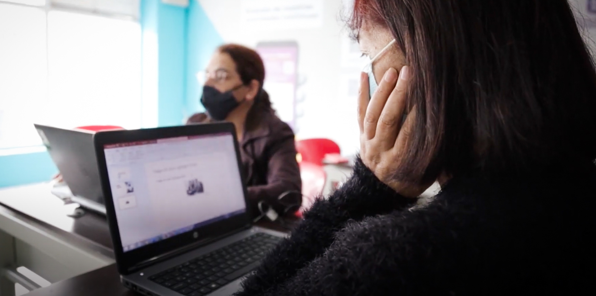 Mujer tomando clse virtual en centro de inclusión digital