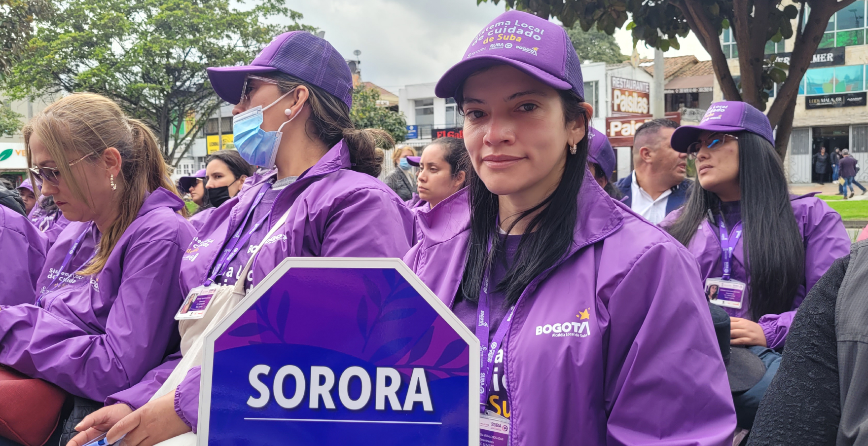 Funcionarias de SDMujer promocionando apoyo para prevenir violencias basadas en género