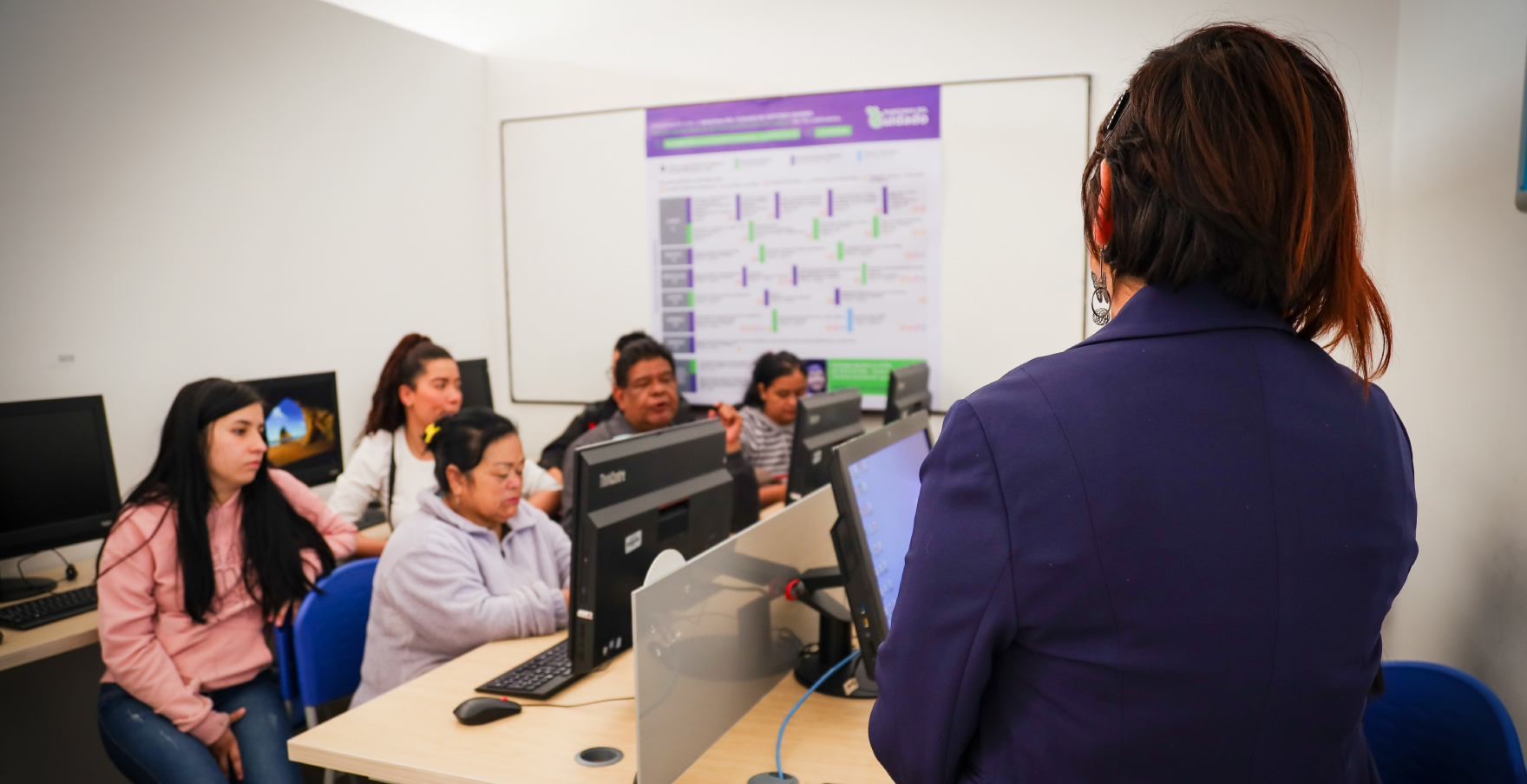 Mujeres en curso de formación en manzana del cuidado