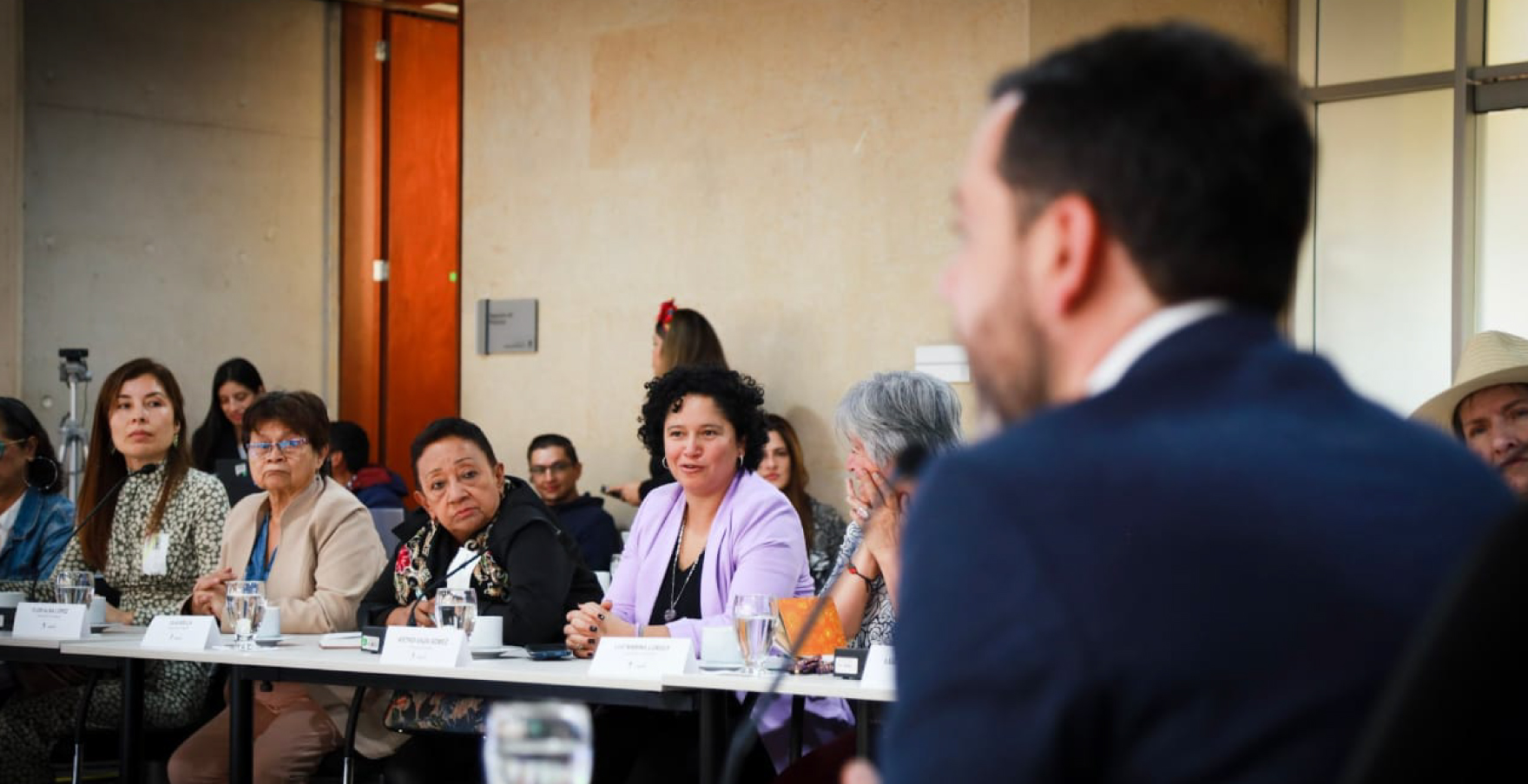 Alcalde Carlos Fernando Galán en mesa de trabajo