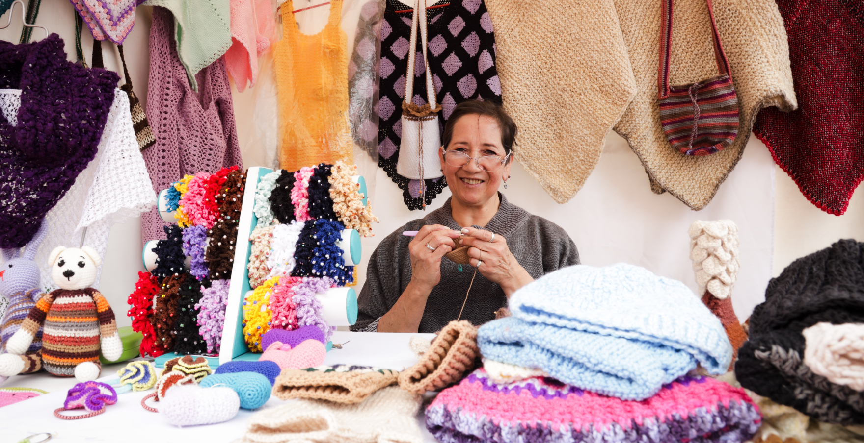 Mujer en feria de emprendimiento