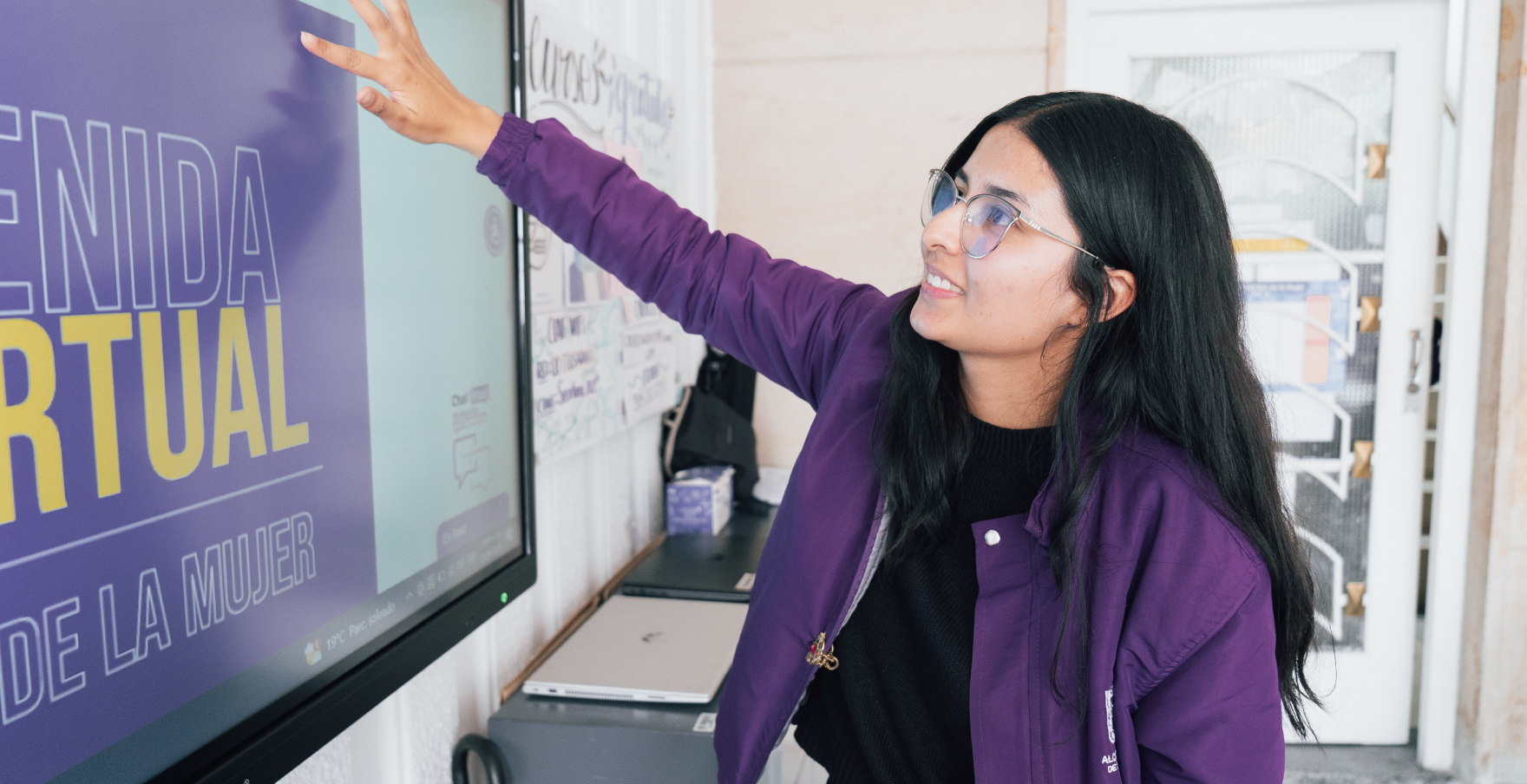 Funcionaria de la SDMujer ne Centro de inclusión digital