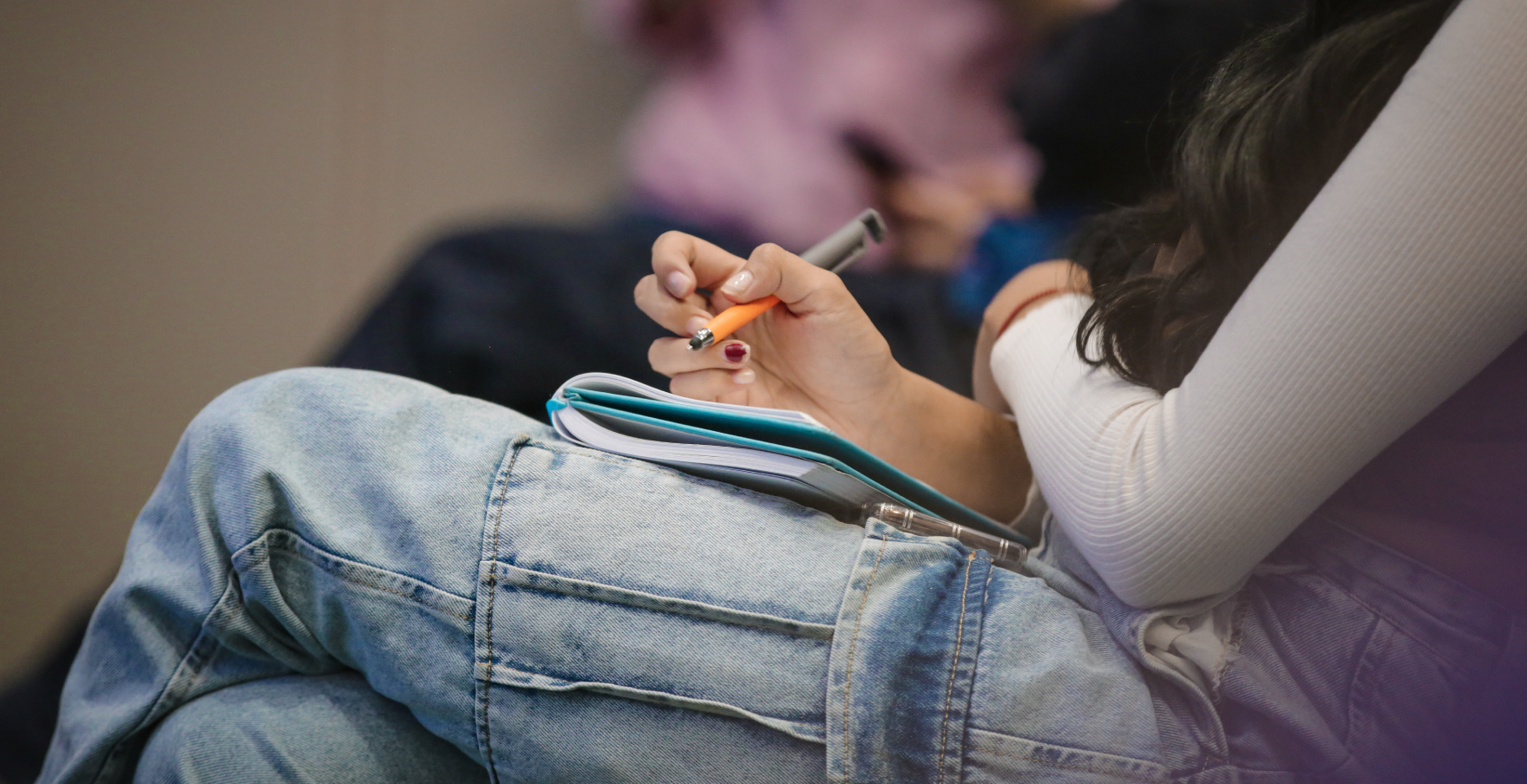 mujer estudiando en casa refugio