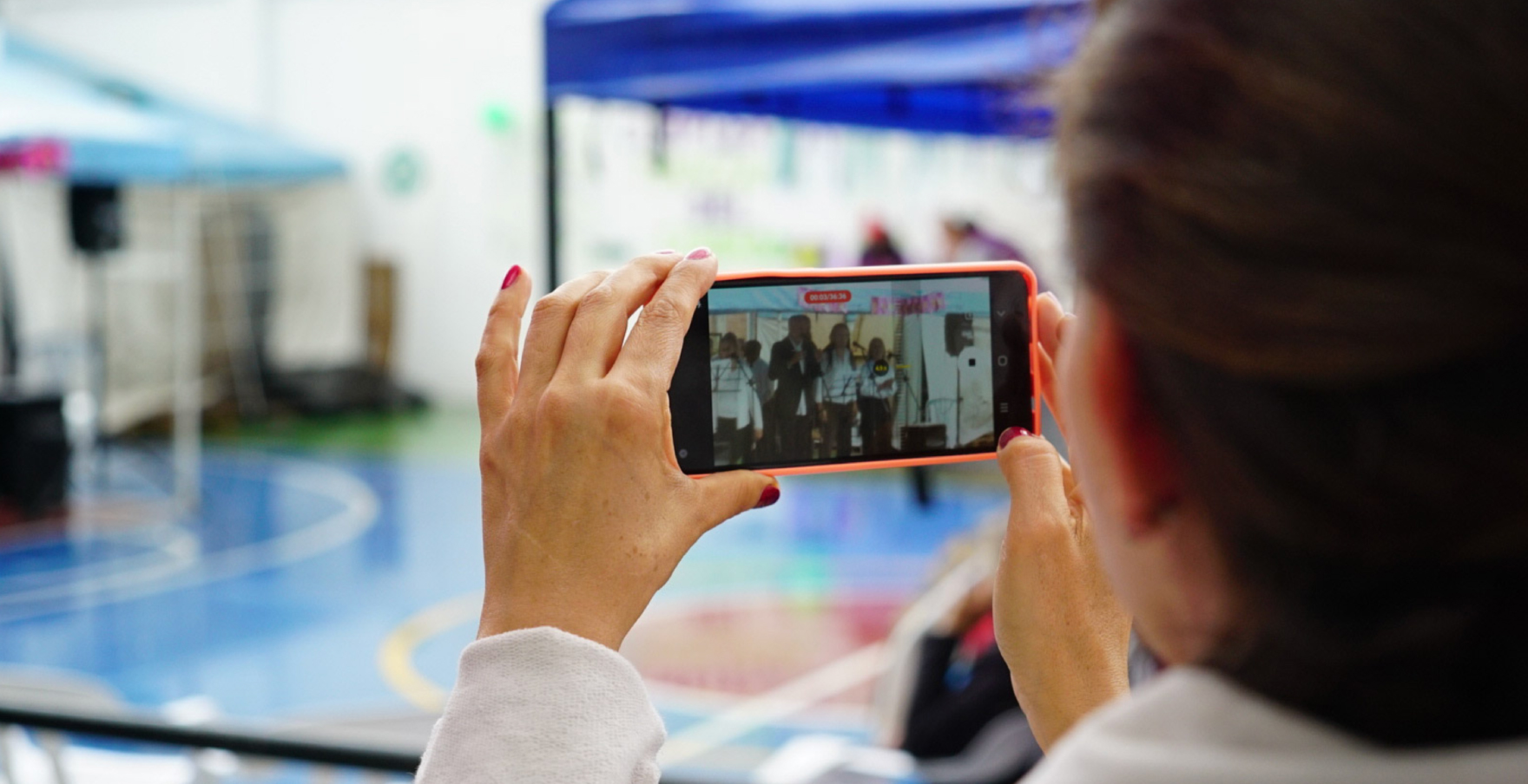 Mujer tomando foto con su celular