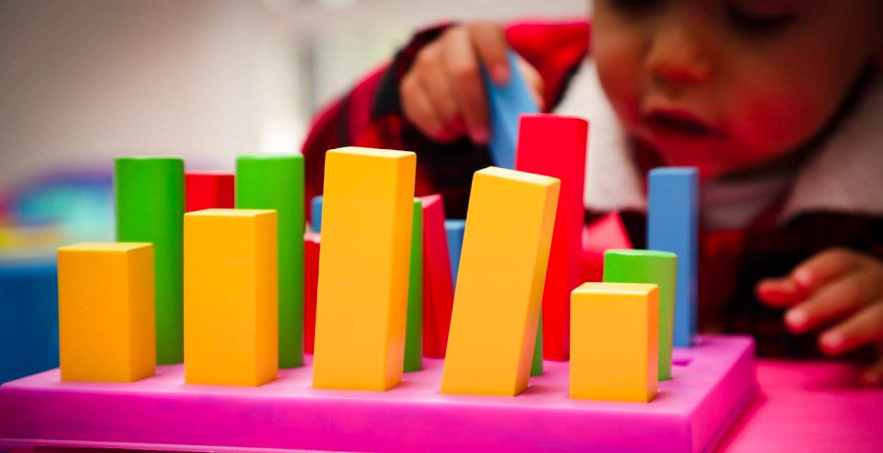 Niño con juego didáctico