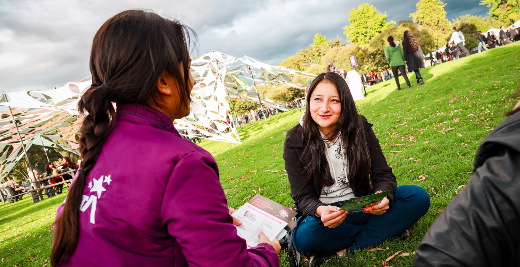Mujeres charlando en un parque publico