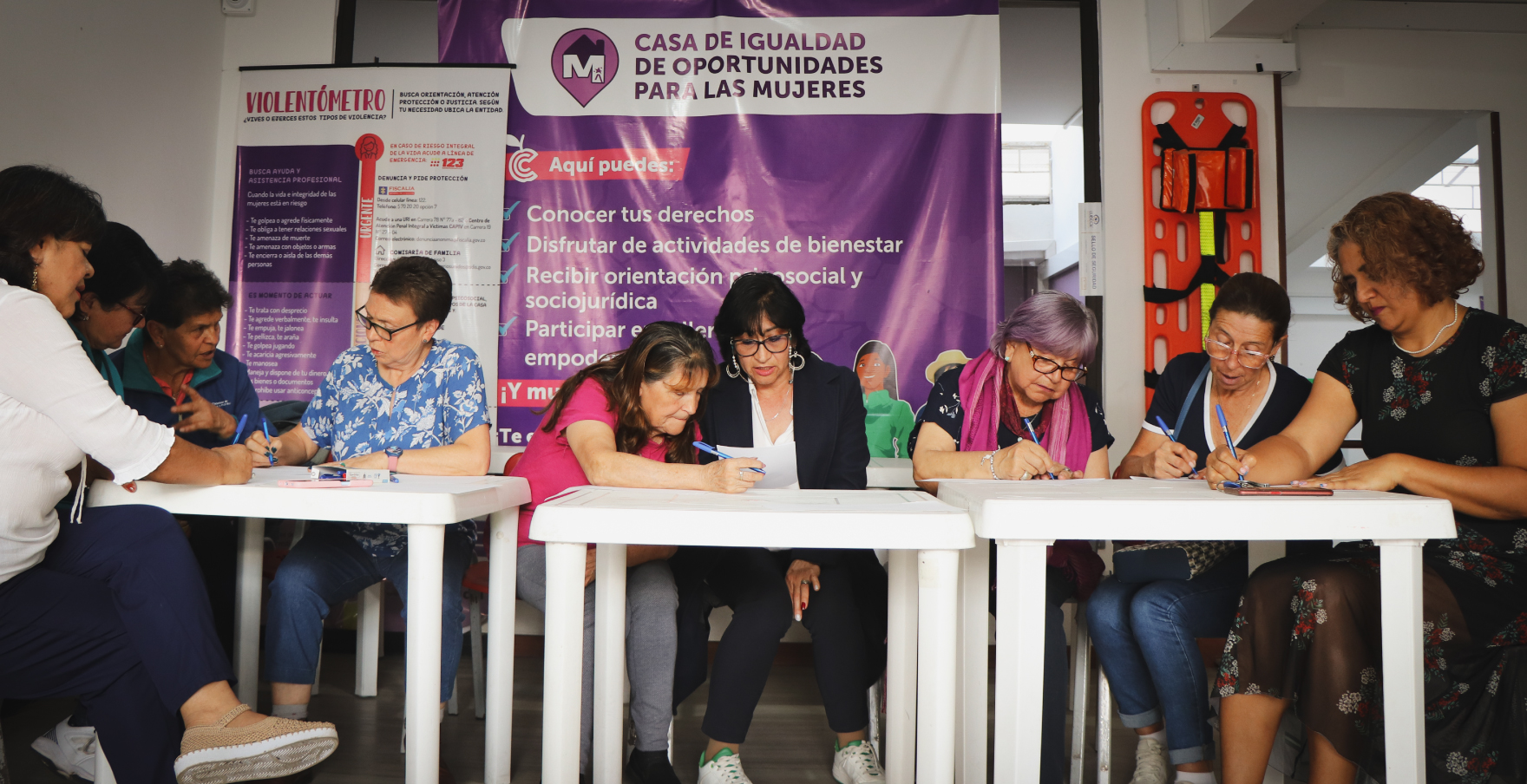 Mujeres participando en reuniones locales
