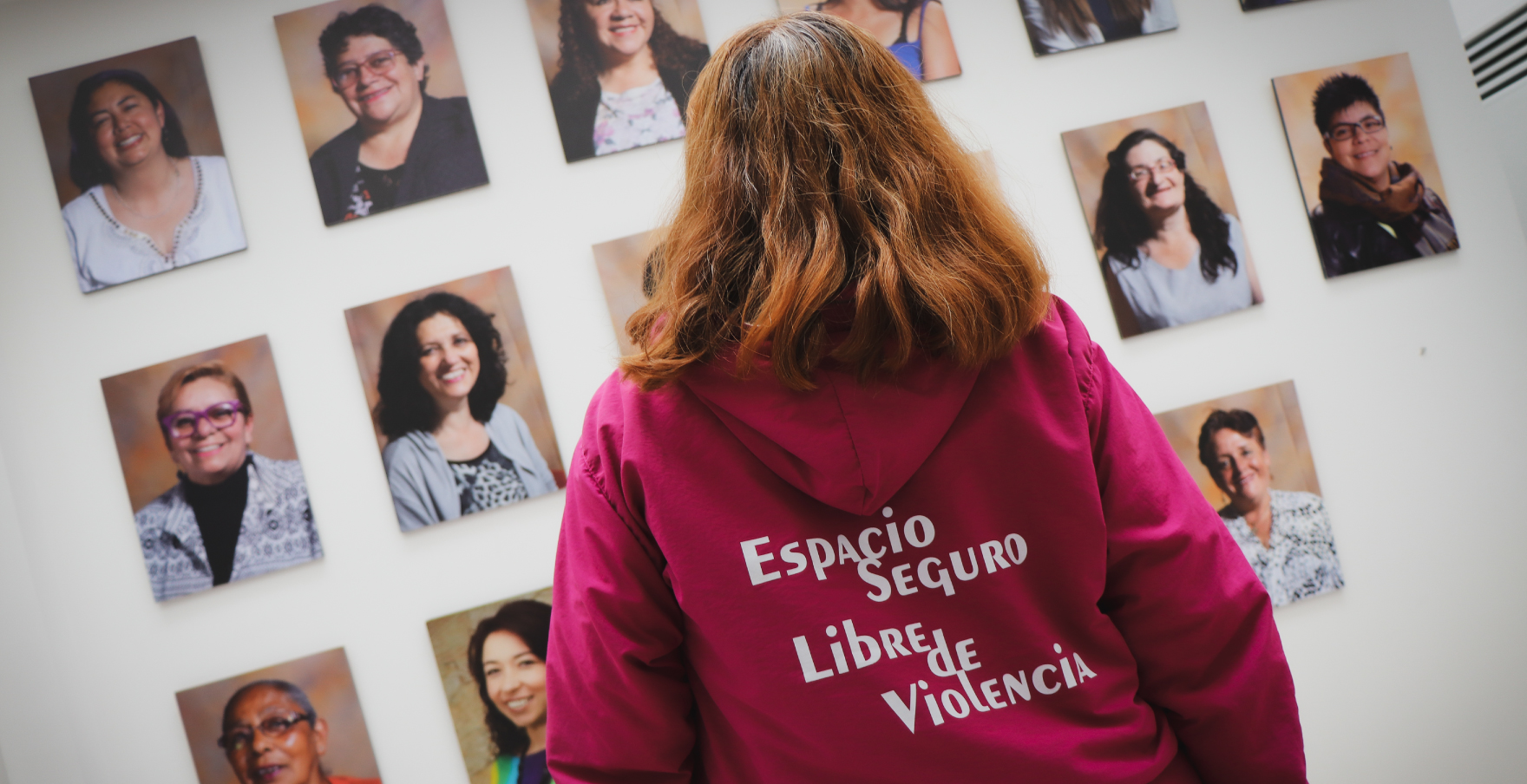 Mujer en CIOM viendo imágenes en pared