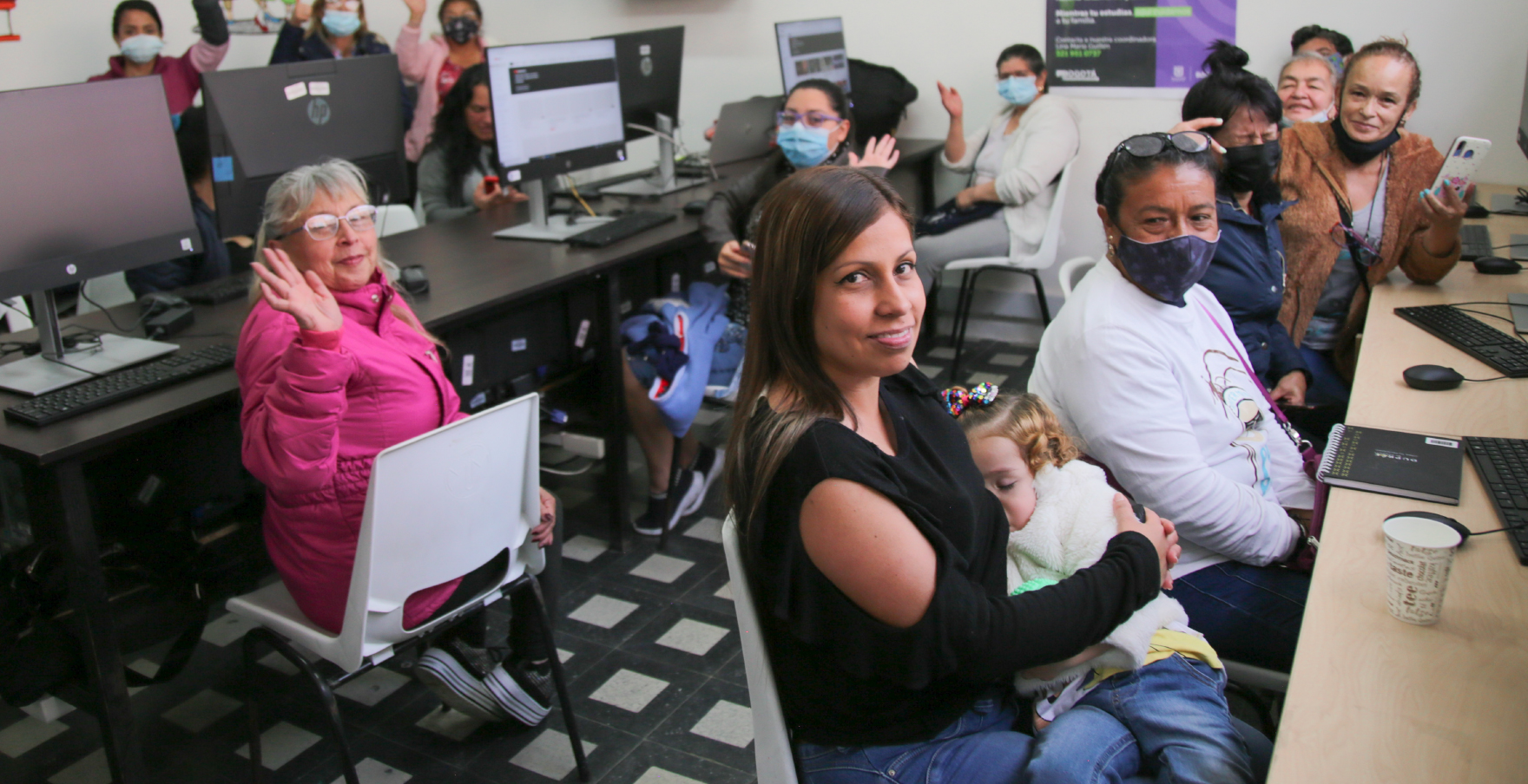 Mujeres en cursos de formación de SDMujer