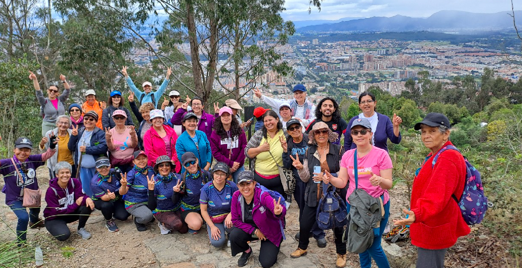 Grupo de mujeres practicando deporte al aire libre