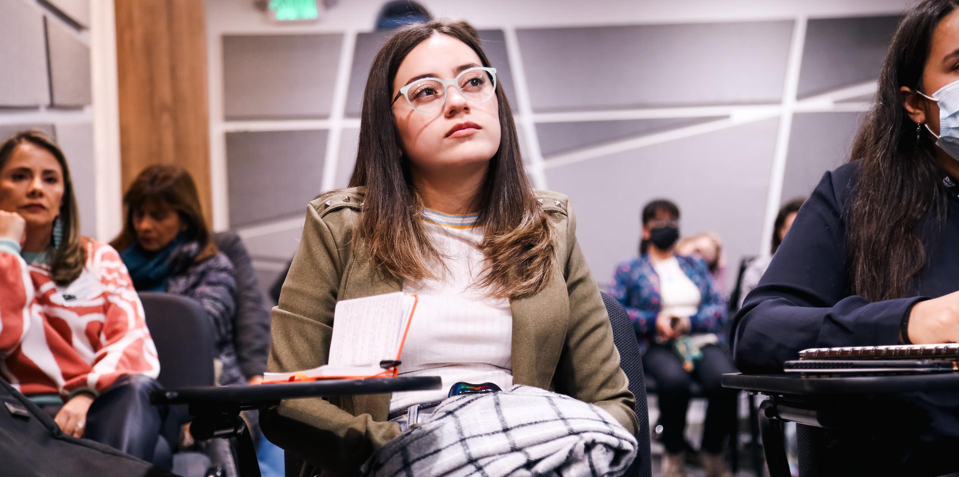 Mujer joven prestando atención exposición