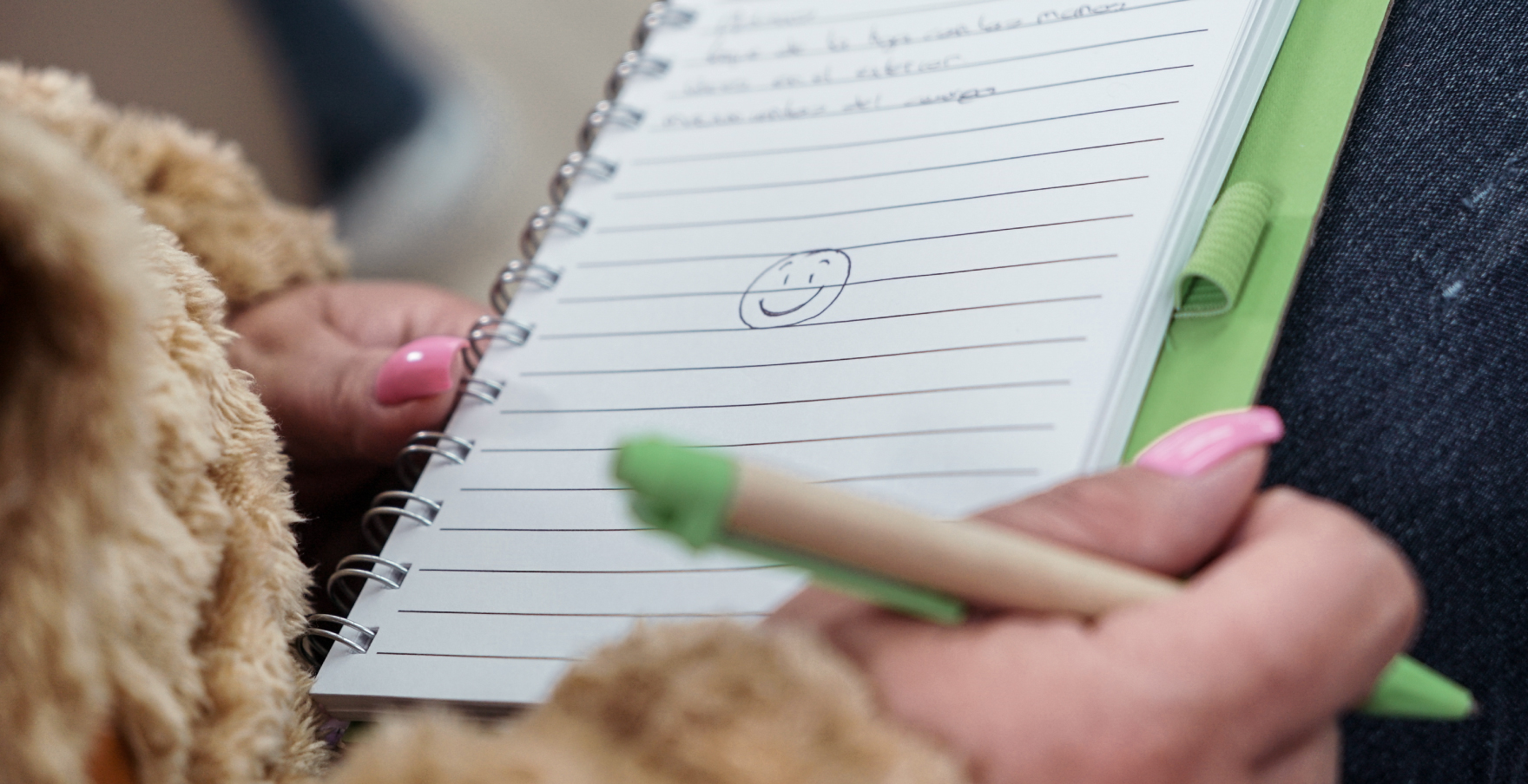 Cuaderno de mujer aprendiendo