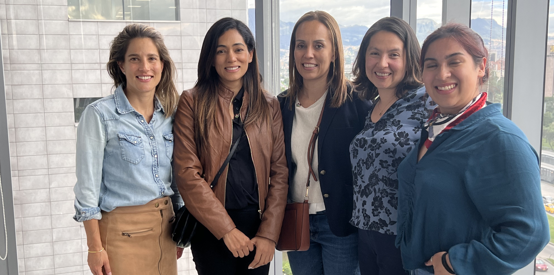Mujeres de la delegación de la municipalidad de Guatemala con la representación de las Directoras del Centro Histórico de la Municipalidad y de Desarrollo Social