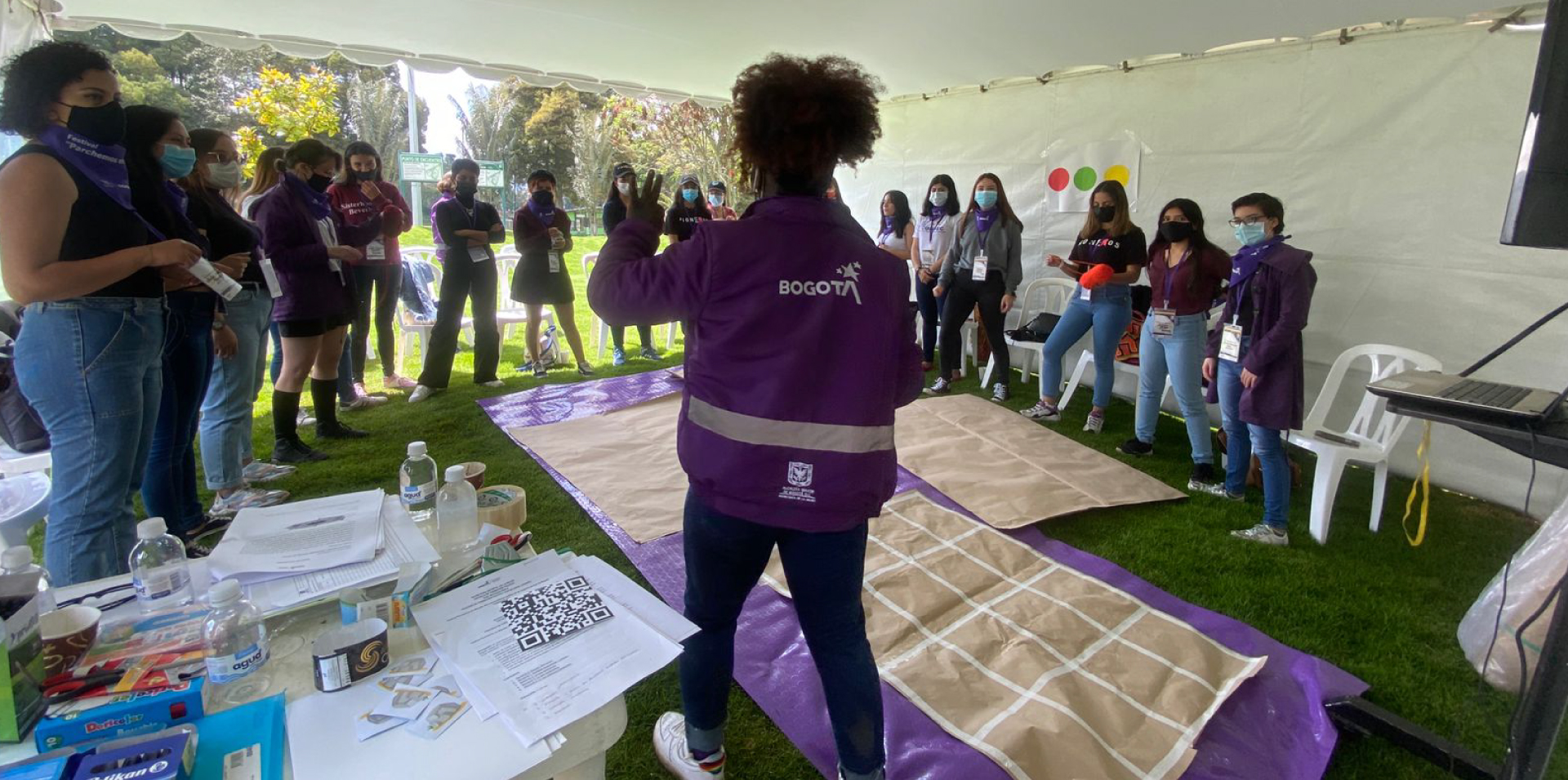 Mujeres realizando una actividad en grupo