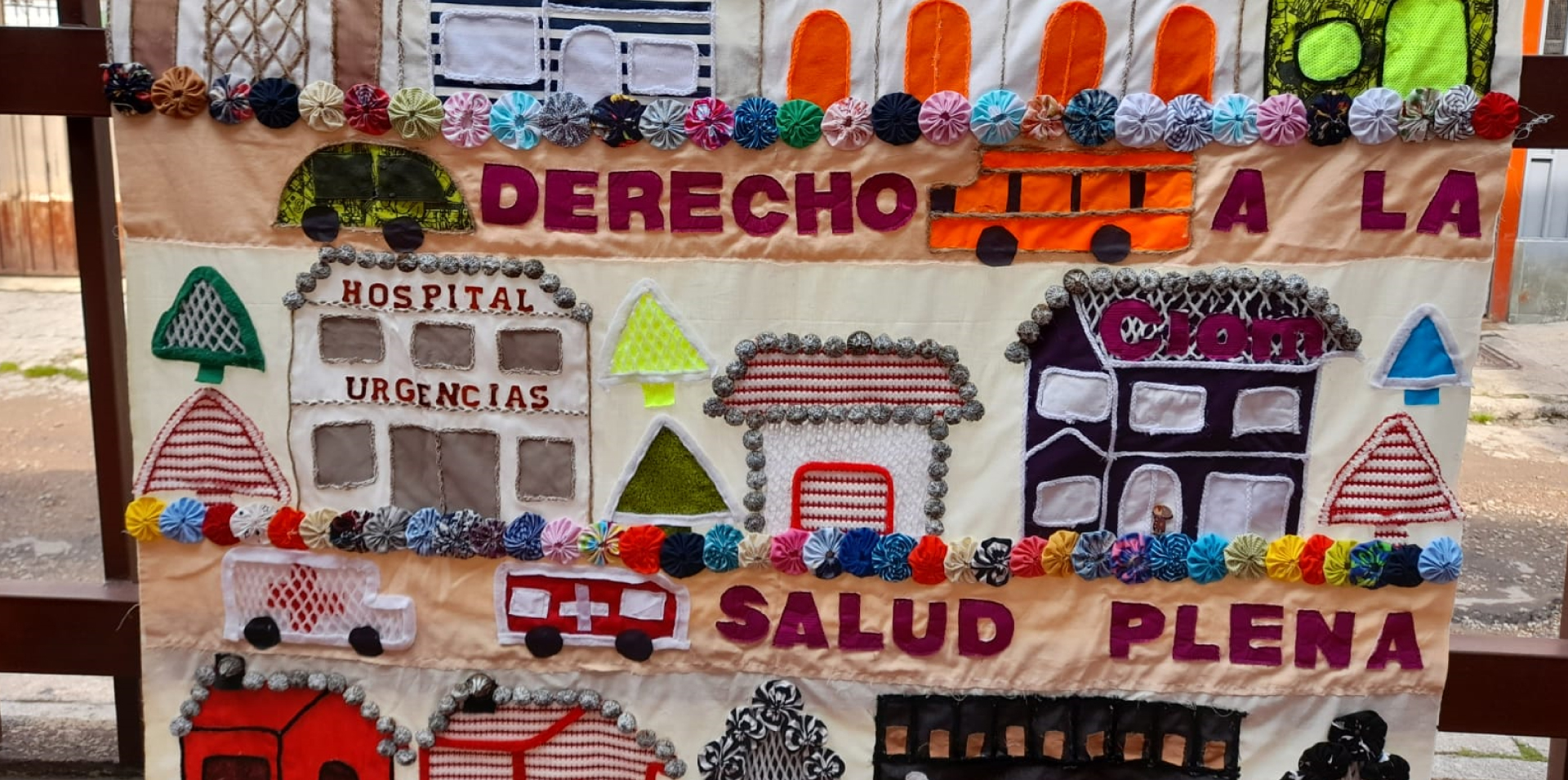 Foto de edredón tejido por mujeres de Suba