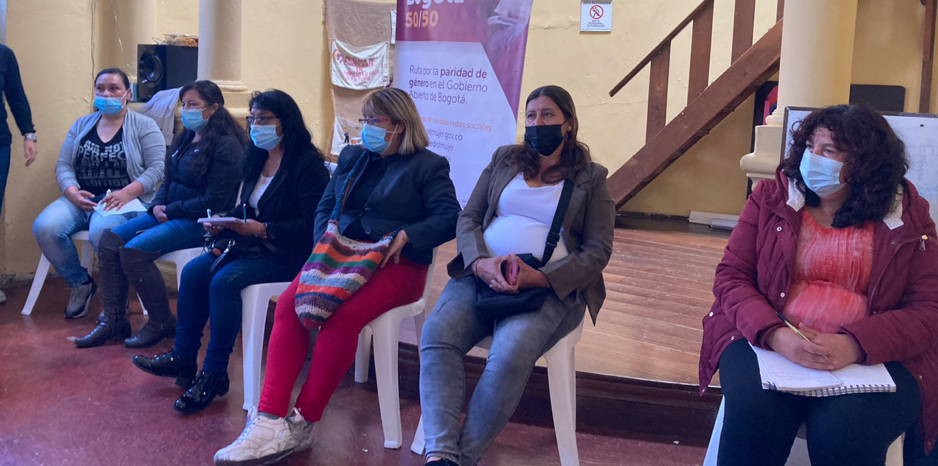 Mujeres realizando una actividad en grupo