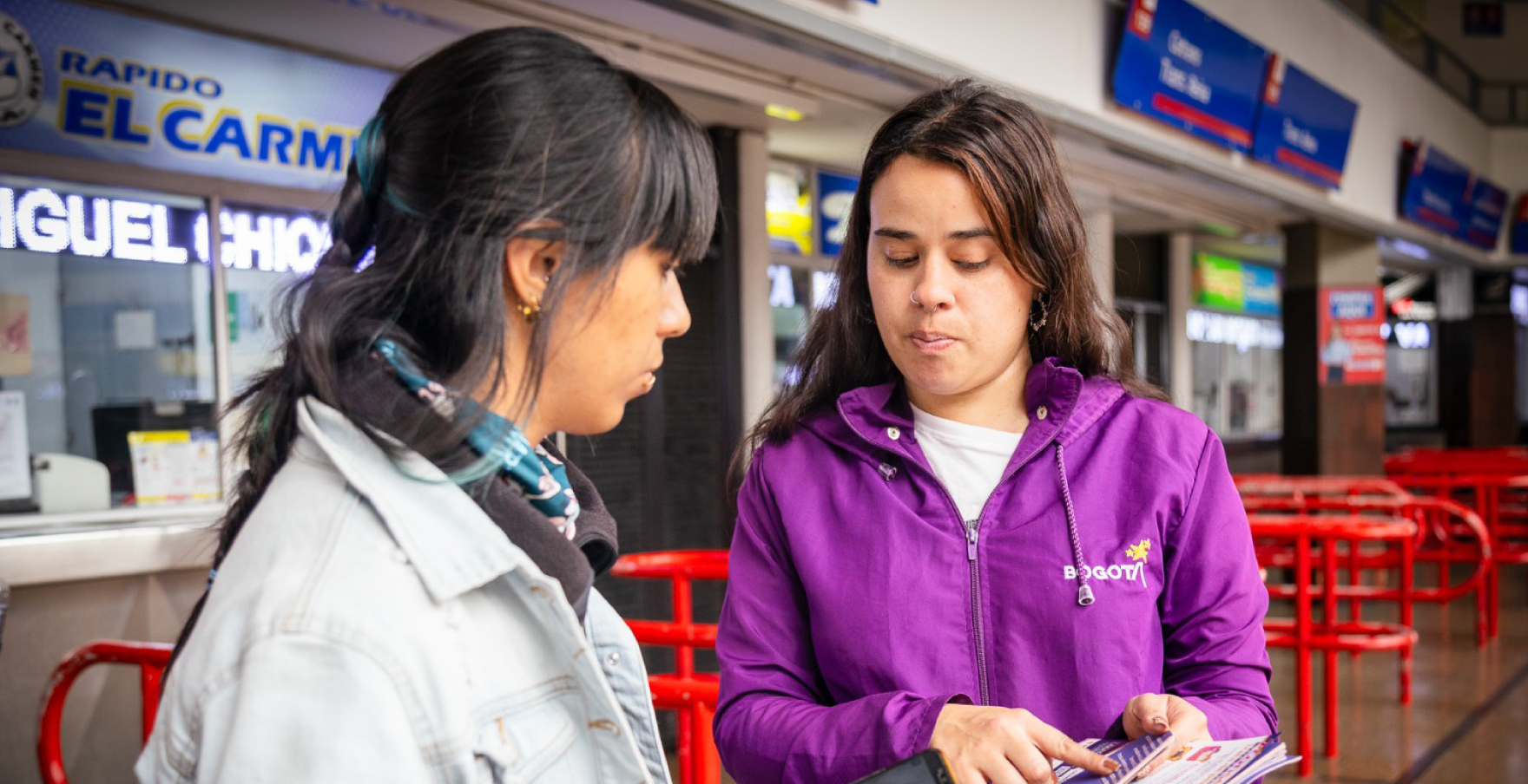 Funcionarias de SDMujer en terminal de transportes