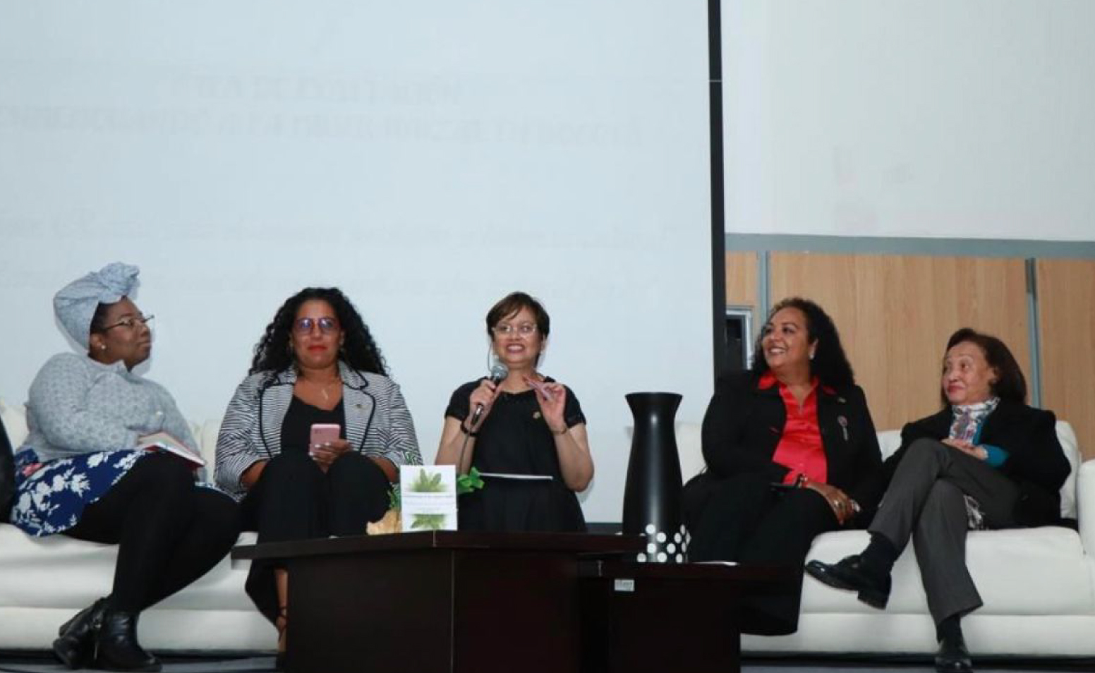 Mujeres asistentes a foro "Mujer Raizal, raíz de nuestra tradición y herencia cultural"