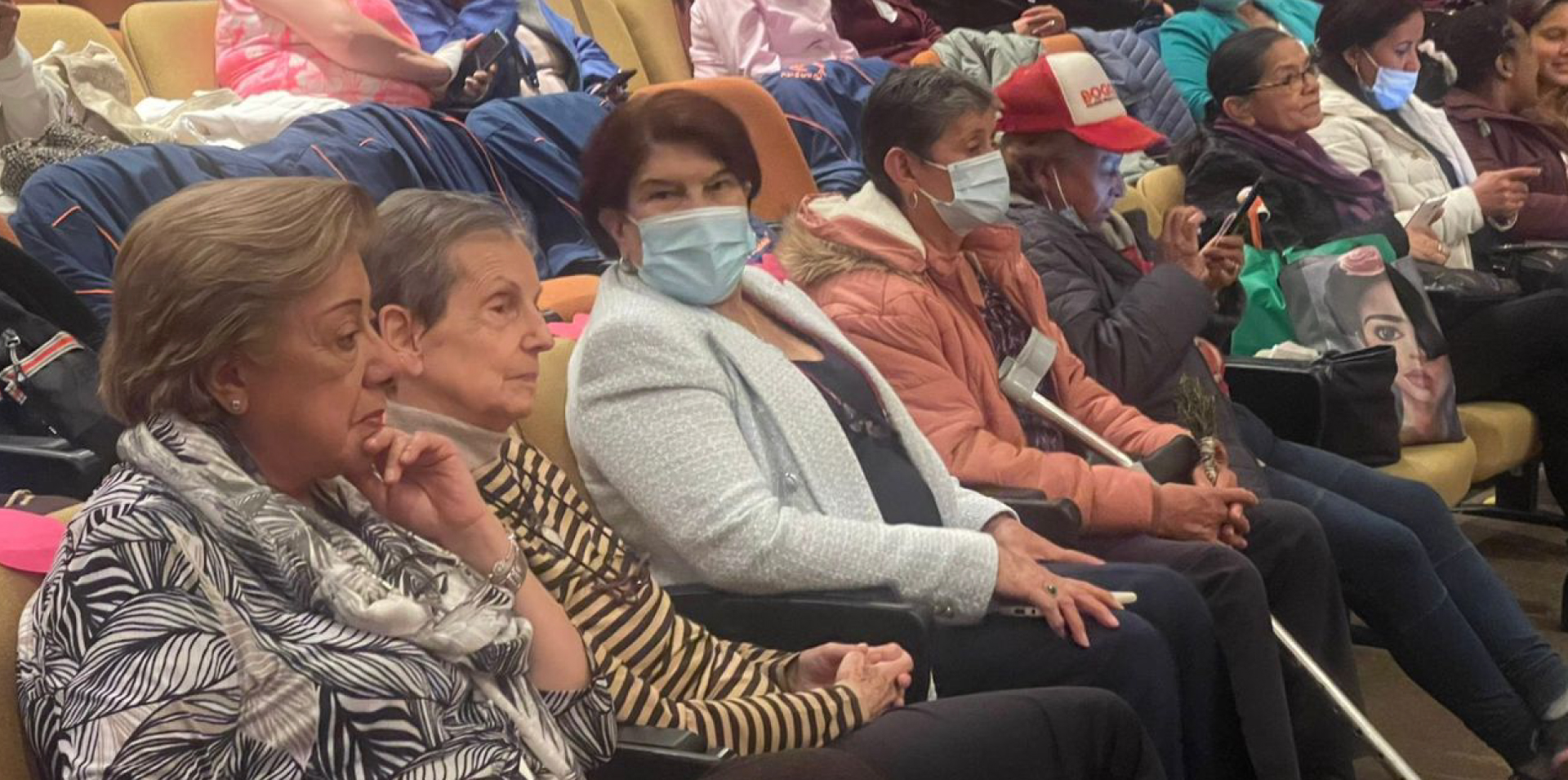 Mujeres asistentes a evento de el Auditorio Principal de la Secretaría de Salud