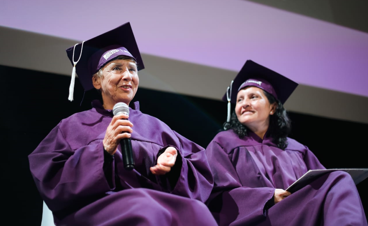 Mujeres graduadas de centros de inclusión digital