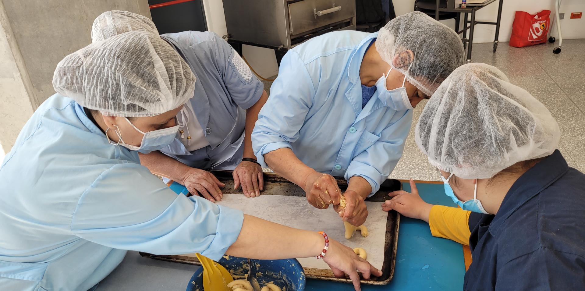 Personas realizando trabajos de cuidado