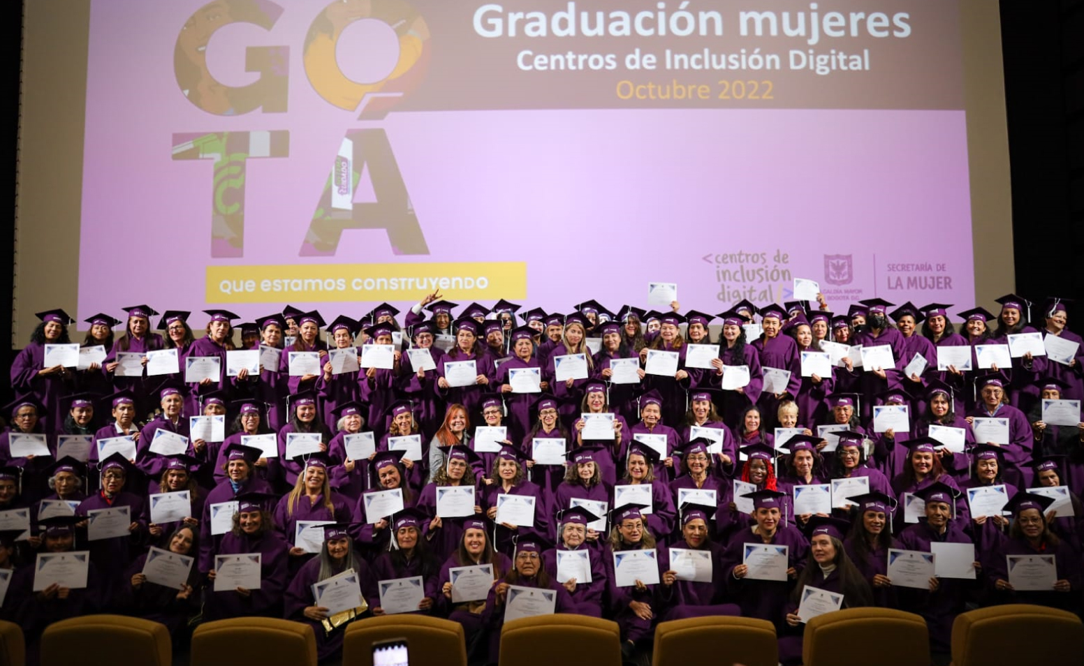 Mujeres graduadas de centros de inclusión digital