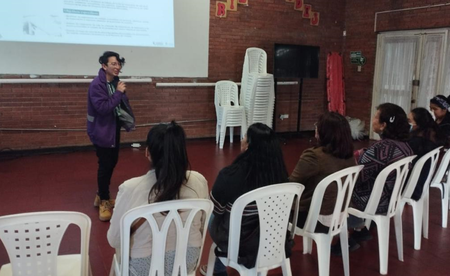 Mujeres asistentes a presentación de resultados de Diagnóstico de Cuidado Comunitario